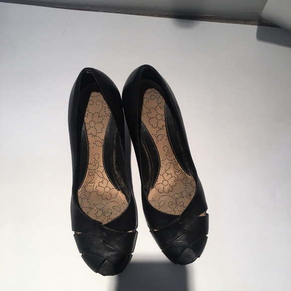 Kenneth Cole black leather open toe wedge - Picture 6 of 7